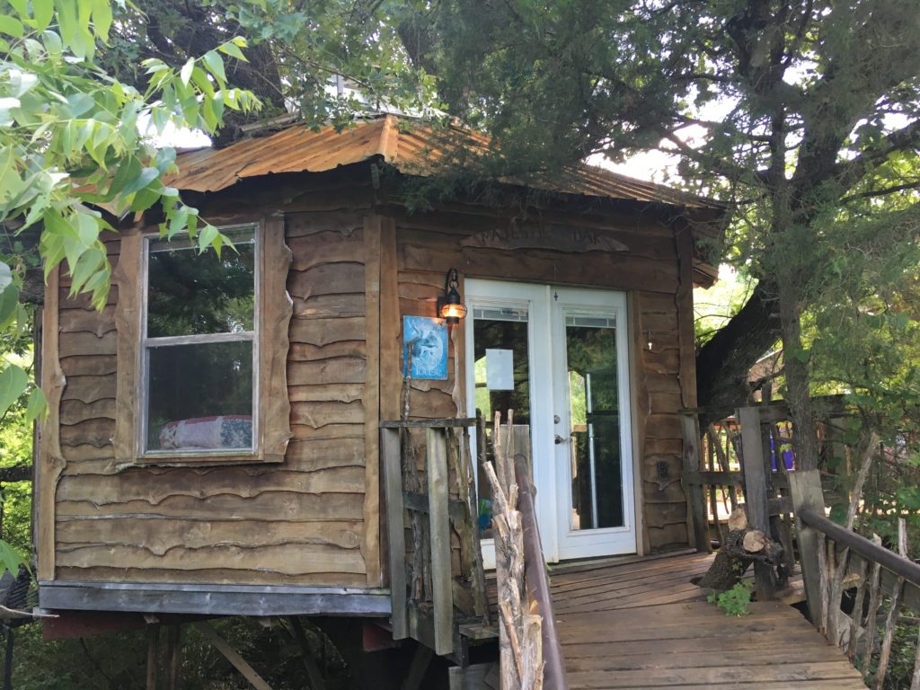 Majestic Oak Treehousoe B&B at Savannah's Meadow