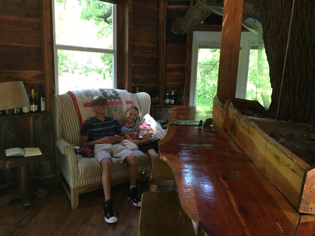 Majestic Oak Treehousoe B&B at Savannah's Meadow