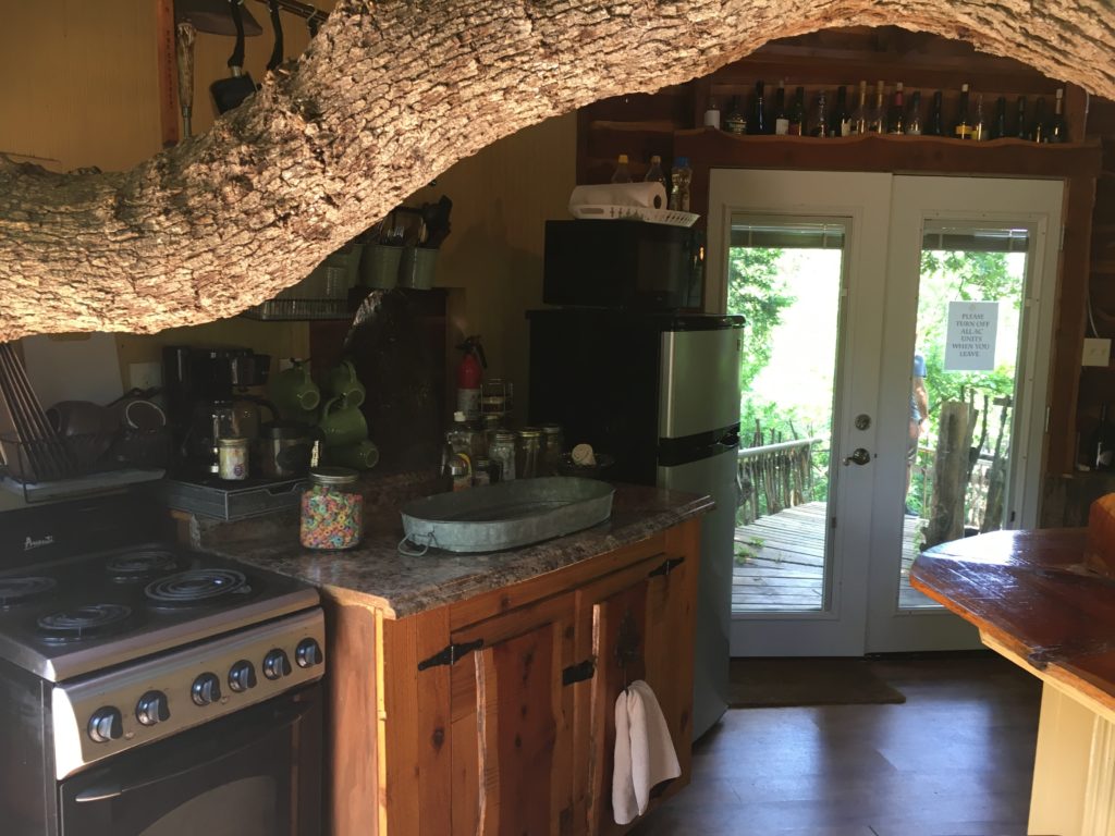 Majestic Oak Treehousoe B&B at Savannah's Meadow