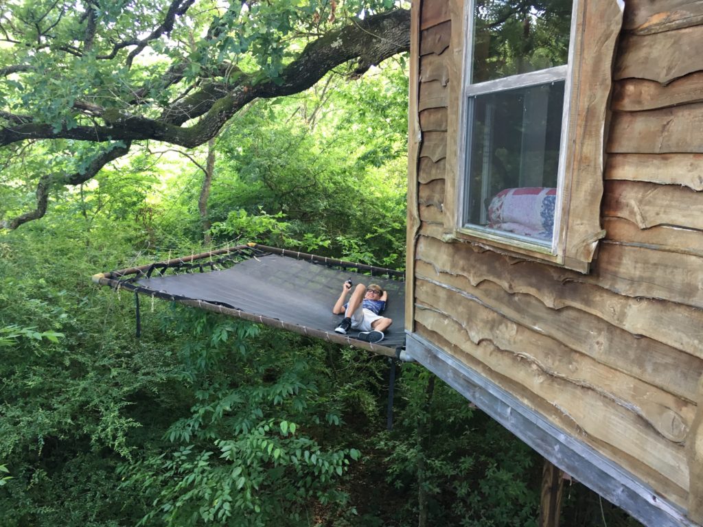Majestic Oak Treehousoe B&B at Savannah's Meadow