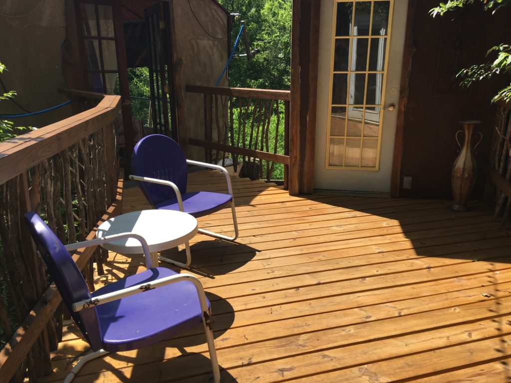 Majestic Oak Treehousoe B&B at Savannah's Meadow