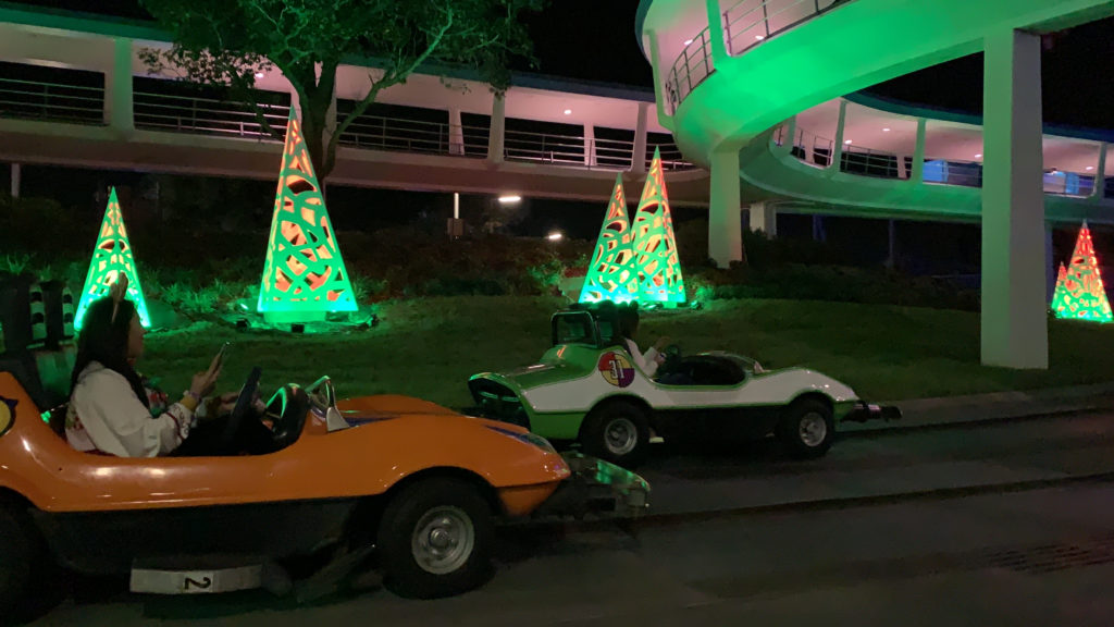 a group of cars parked in front of a building