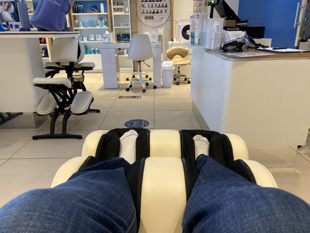 a person's legs in a chair in a beauty salon