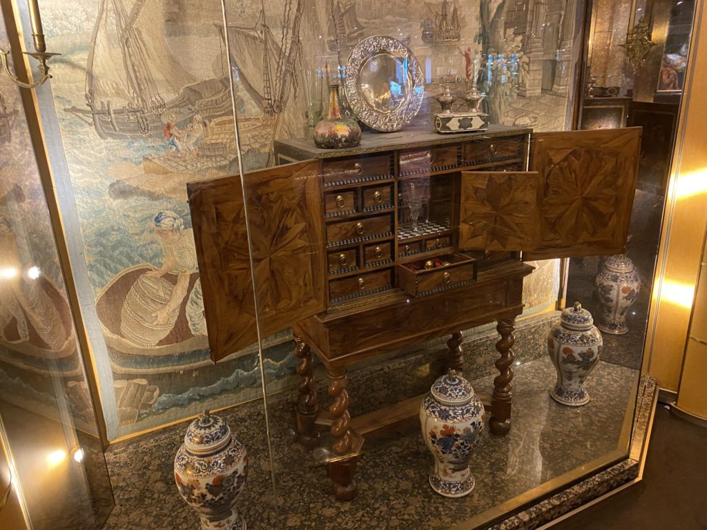 a display case with a cabinet and vases