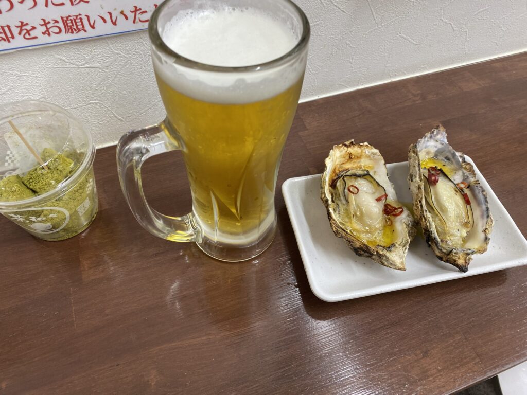 a plate of oysters and a glass of beer