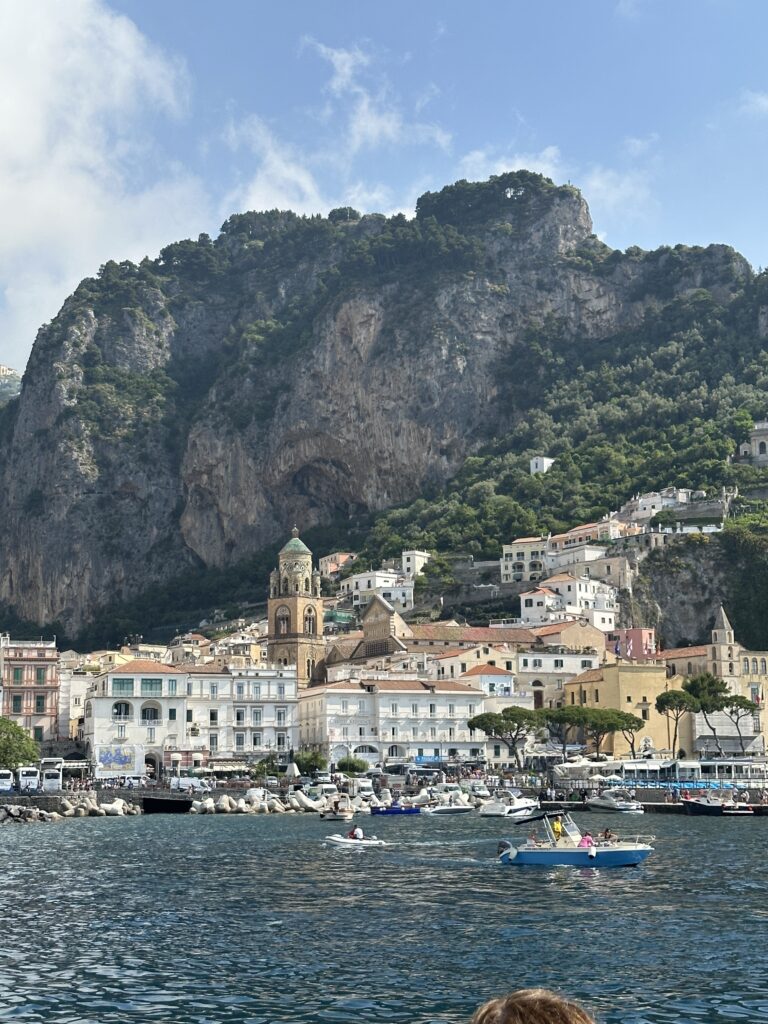 a body of water with boats and buildings on it