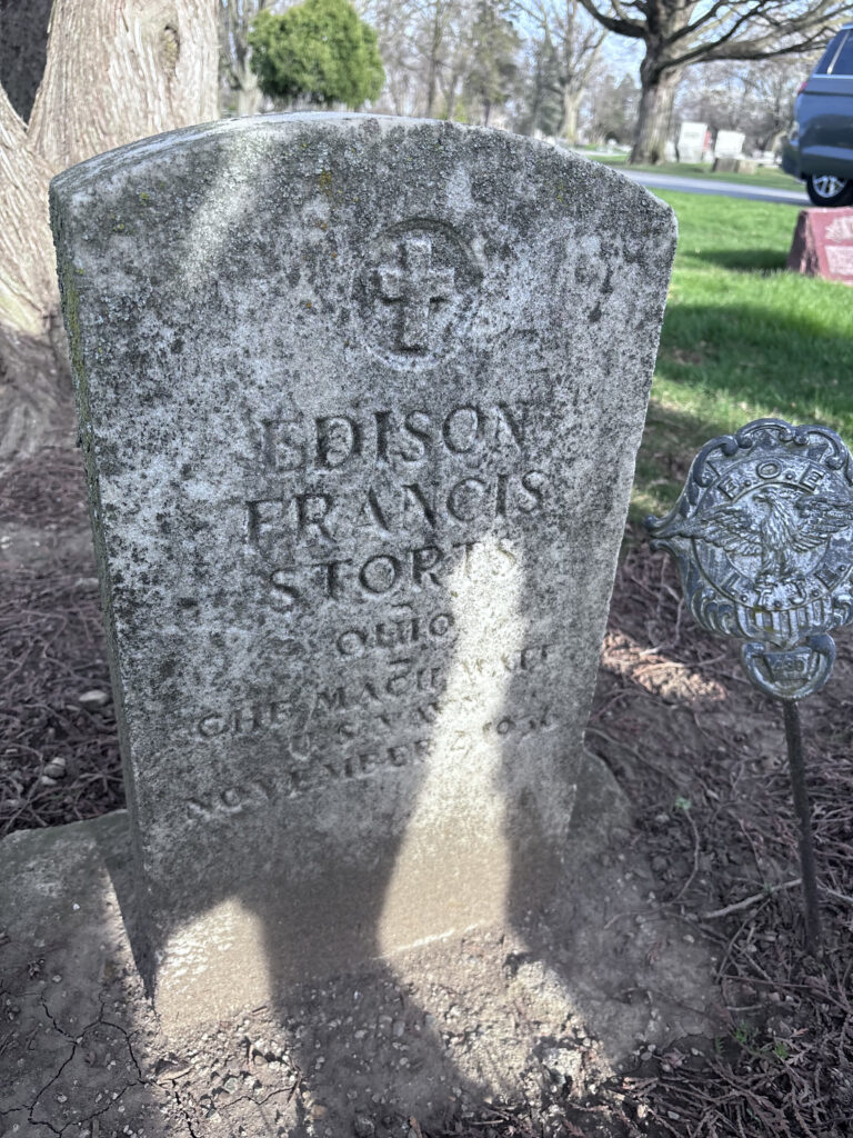 a tombstone with a skull on it