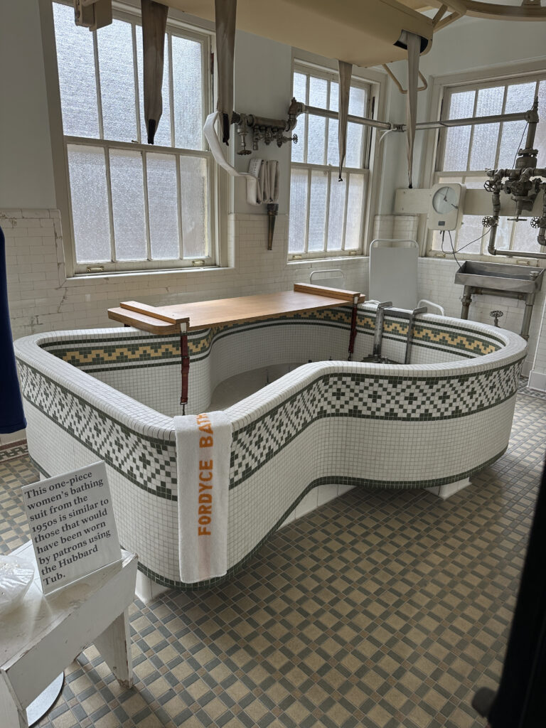 a bathtub in a room