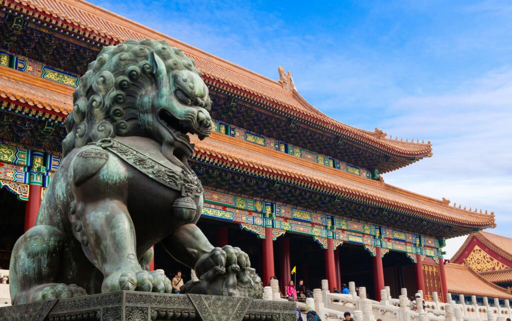 a statue of a lion in front of a building